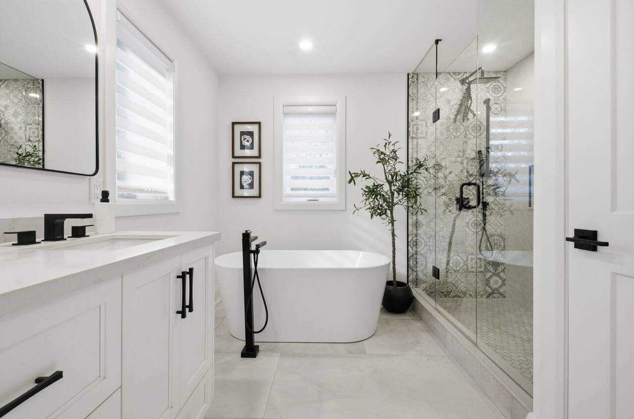 Freestanding soaker tub